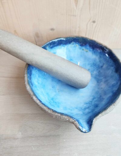 Photographie d'un mortier bleu