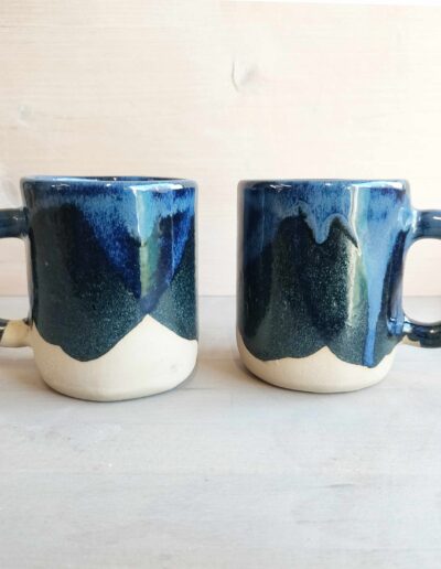 Photographie de deux mugs couleurs bleus